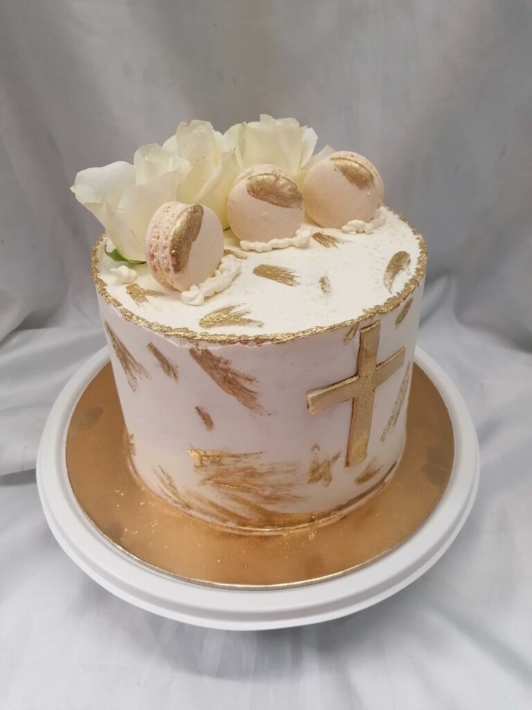 torta za krizmu, pričest, bijelo zlatna, makaronsi, ruže, križ